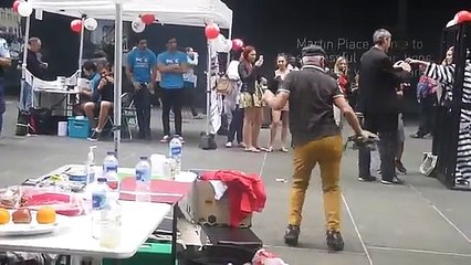 Ce grand-père danse surement avec plus d'énergie que vous !