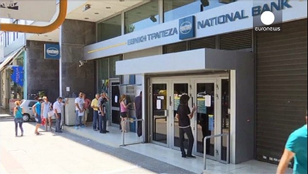 Grecia: code ai bancomat scarseggiano tagli da 10 e da 20