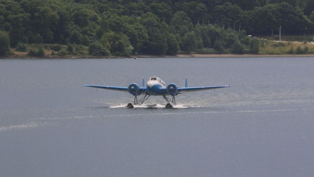 Un hydravion a amerri sur les lacs de l'Eau d'Heure