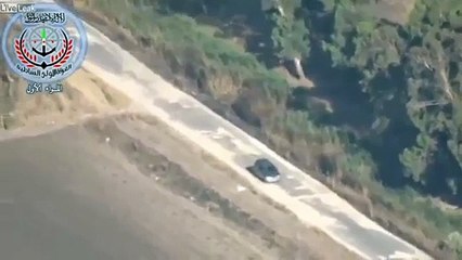 YouTube: Misil destruyó un auto y el conductor salió caminando