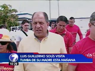 Luis Guillermo Solís visita la tumba de su madre