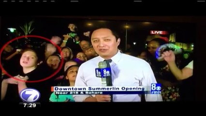 Un joven se robó el show detrás de un presentador en Las Vegas