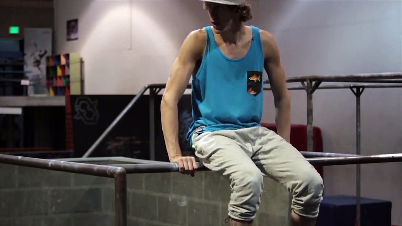 Knee Giant Tutorial - Bar Tricks (Jesse La Flair)