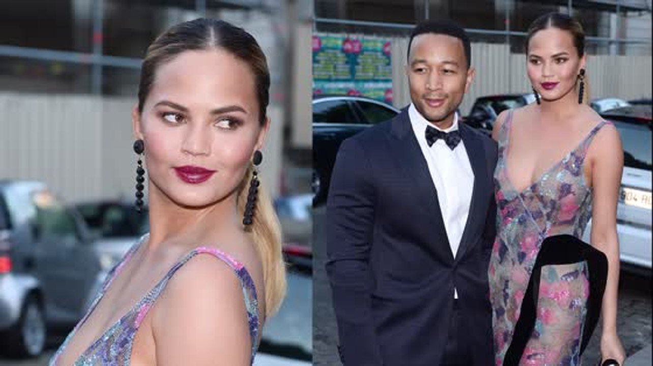 Chrissy Teigen und John Legend bei der Modewoche in Paris