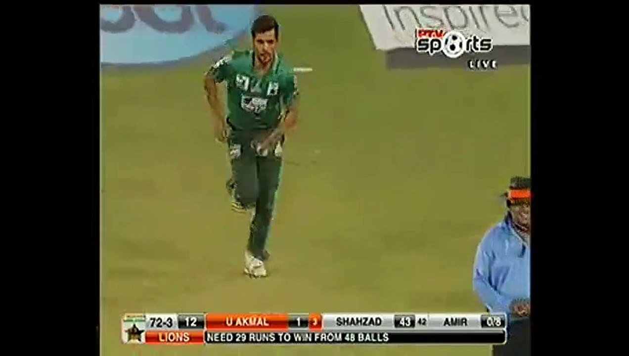 Mohammad Aamir Takes Wicket of Umar Akmal on Bouncer Ball