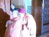 ‫الملك محمد السادس يستقبل أمهات ضحايا دانيال كالفان‬ بالعناق الحار!!