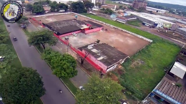 Un policier en hélicoptère tire sur un fuyard en voiture