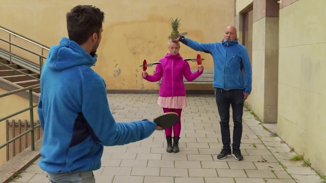 Ping pong, knife and pineapple (throwing and catching tricks)