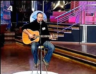 Μουσικώνεται (ακούει μουσική) | mousikonetai