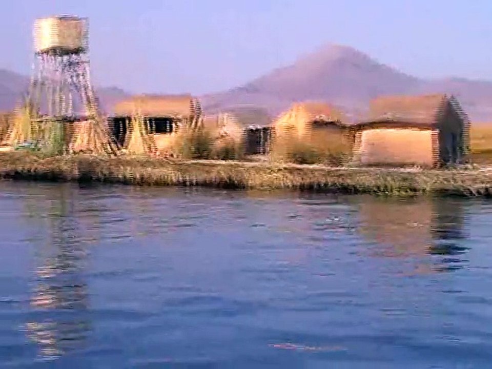 perou sur le lac titicaca, avec leurs habitants