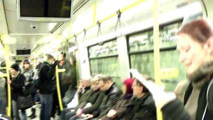 kritische Weihnachtslieder in der U Bahn Berlin