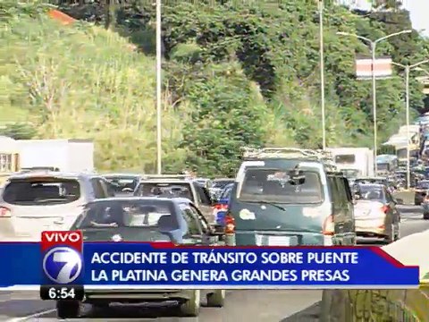 Choque entre tres vehículos complica tránsito sobre puente de la platina