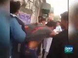 Gujranwala citizen beaten by Traffic Warden - VIDEO