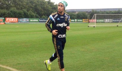 Campeão da América e de volta ao Verdão, Valdivia corre no CT