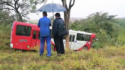 Ônibus estacionado cai em barranco no Residencial Sírius