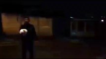 Video muestra a joven tico lanzando un gato contra el techo de una propiedad; alega odiar a los felinos