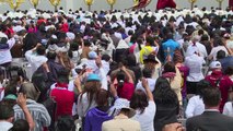 Fiéis se emocionam em missa celebrada pelo papa