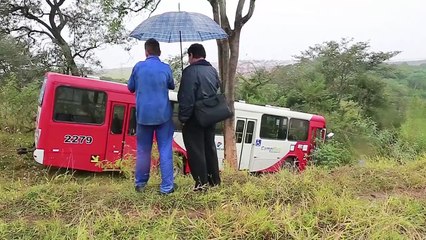 Ônibus estacionado cai em barranco no Residencial Sírius