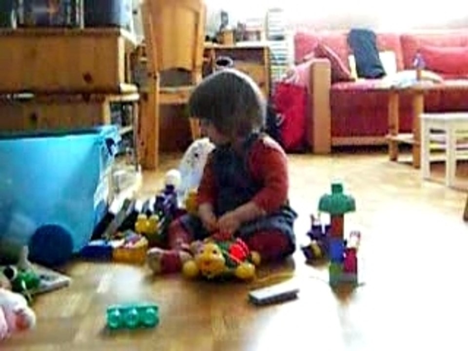 Julie s'amuse avec sa tortue musicale