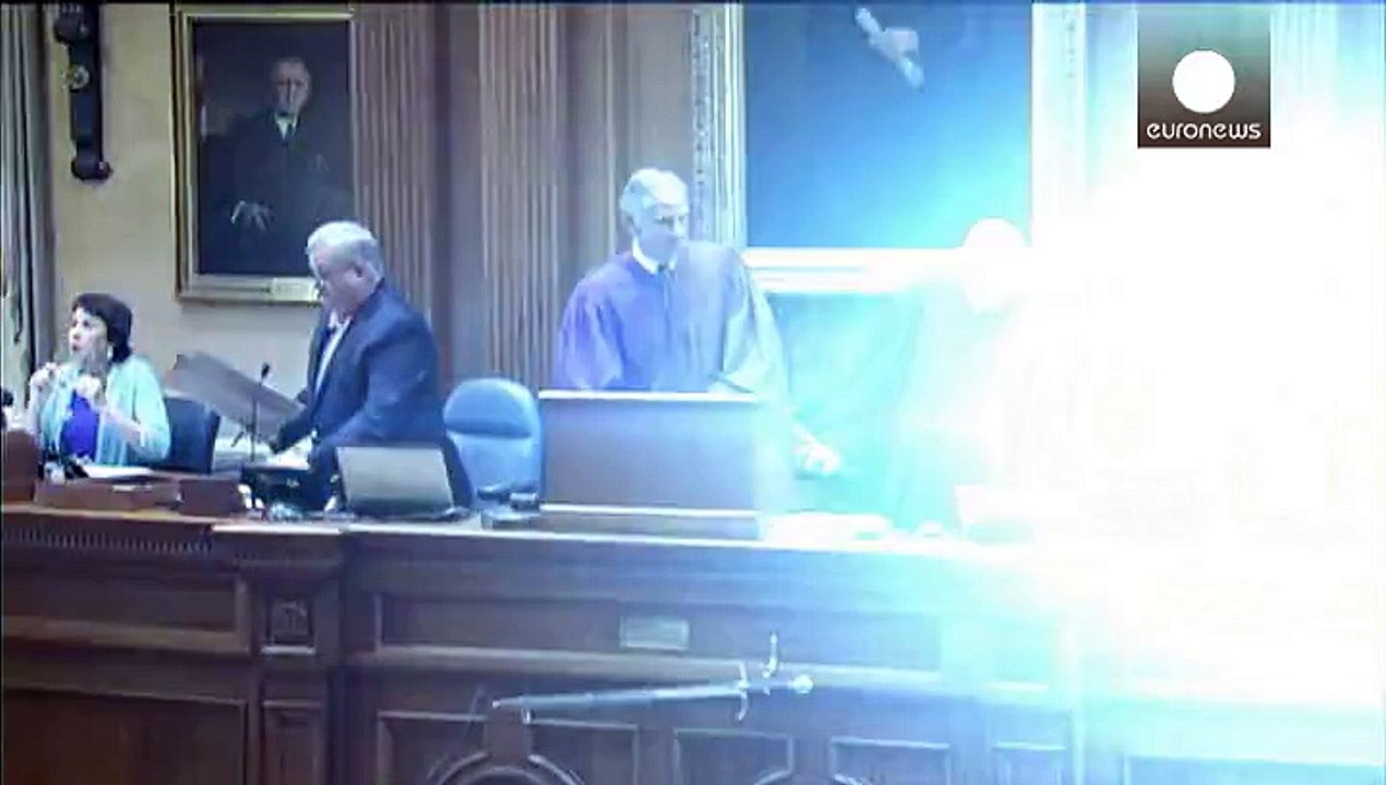 Irkçılığın simgesi bayrak yasaklandı