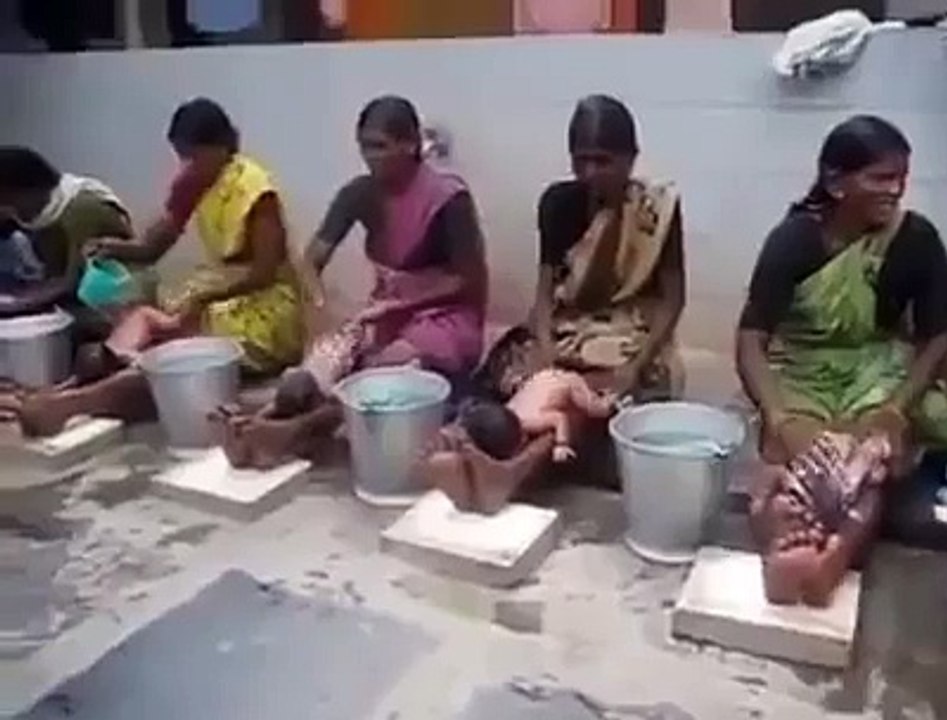 Как купают малышей в Индии (индийские бани)  Слабонервным не смотреть!