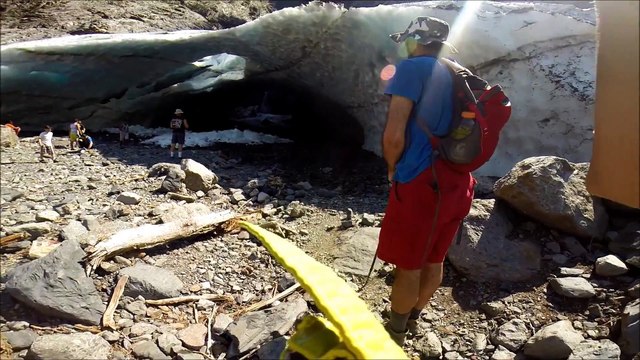 Une cavité naturelle faite de glace s'effondre sur les touristes - Big Four ice cave