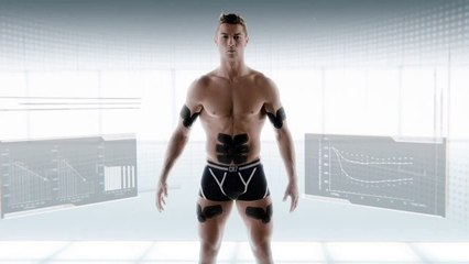 CRISTIANO RONALDO dans une publicité japonaise très bizarre