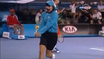 Une ramasseuse de balle ramasse un insecte gênant sur le court de tennis - Slow motion hilarant - Melbourne Australian Open