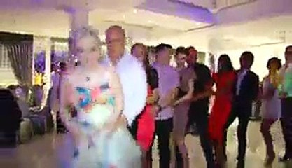 Penguen Dansında Kendinden Geçen Liseli