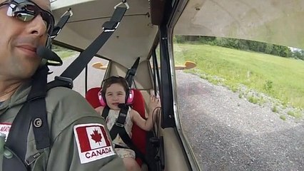 Un père fait une suprise magique à sa fille de 5 ans et lui fait faire son premier vol en avion !