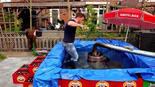 Un jacuzzi fait avec des packs de bière et chauffé avec un tonneau !