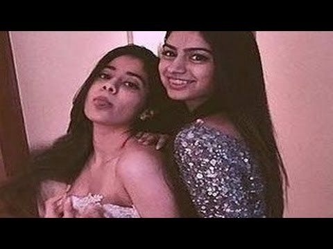 Jhanvi Kapoor & sister Sakshi Kapoor's Bollywood DEBUT