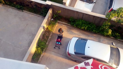 Zeynep Betül Balkonda babayı görüyor 20150511