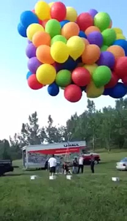 Daniel Boria, ce jeune canadien décolle avec des ballons remplis d'hélium