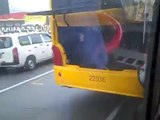 Bus metropolitano de Lima andando con la tapa del motor  abierta !