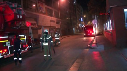 Binasının yanışını ezan okuyarak izledi