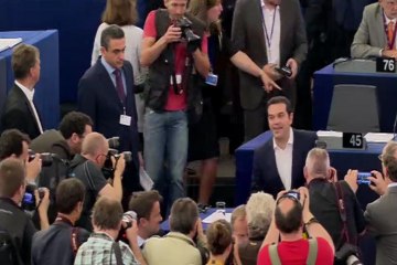 Descargar video: Vítores y abucheos reciben a Tsipras en el Parlamento Europeo