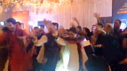 Shahid Kapoor's MOM DAD'S CRAZY Dance On His Sangeet Ceremony
