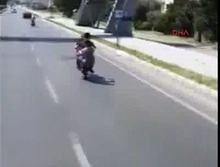 Motosikletli gençlerden tehlikeli hareketler