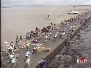 Скачать видео: Pires accidents : Chutes lors du passage du Gois TDF 1999