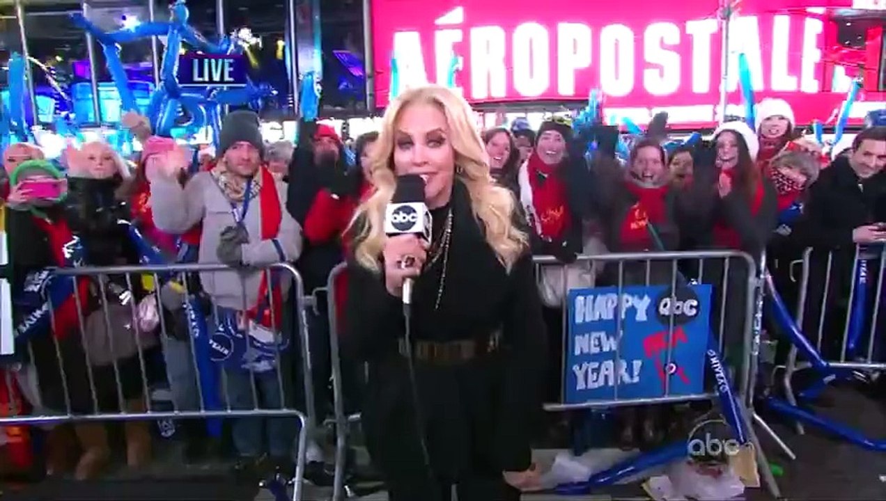 PSY Perform Gangnam Style With MC Hammer (New Year's Rockin Eve 2013)