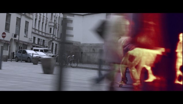 Un skateur dans une forêt infestée de loups filmé avec une caméra thermique