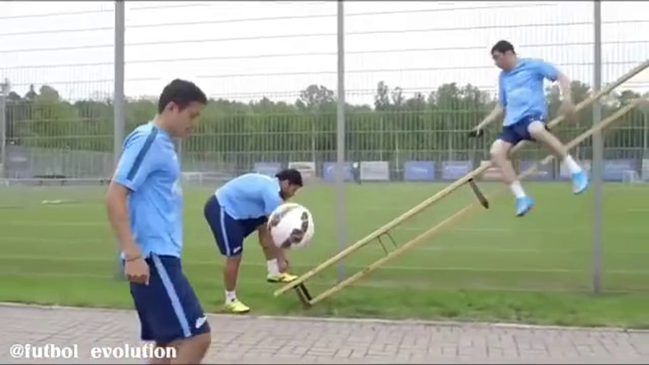 Hulk's incredible leg show!
