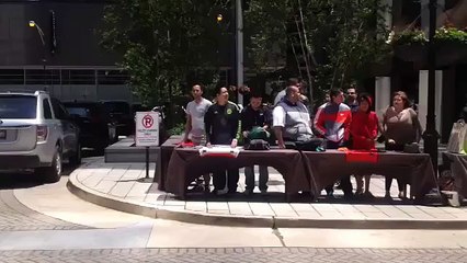 La afición espera al Tri después del entrenamiento.