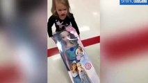 Cette fillette demande à son papa de lui voler la poupée de Frozen... Trop marrant