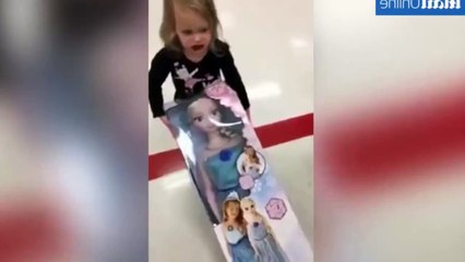 Cette fillette demande à son papa de lui voler la poupée de Frozen... Trop marrant