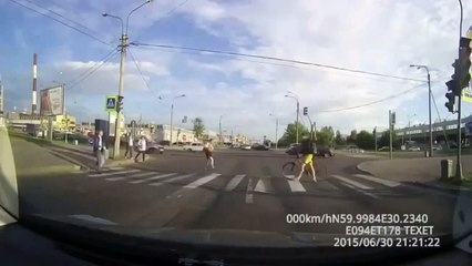 Wright Way and the Wrong Way to Pass the Road with a Bike - Two types of cyclists