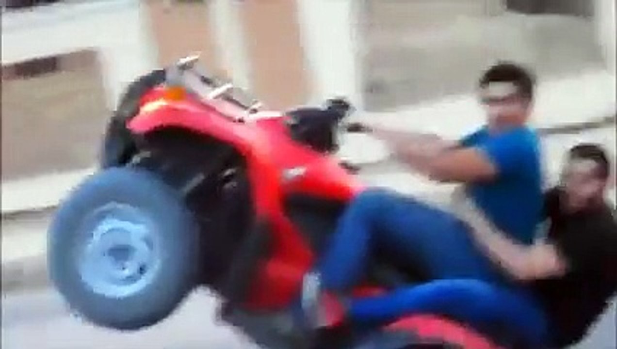 Fail : Wheeling en quad qui finit en crash