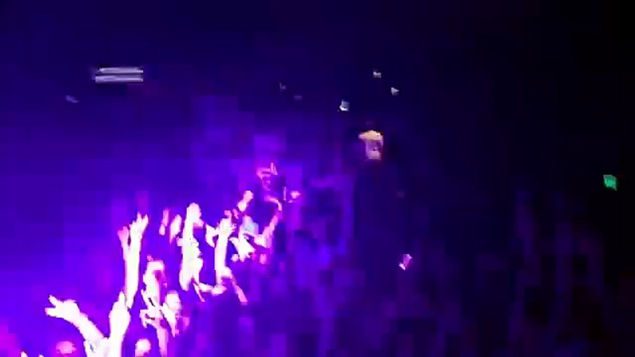 Un DJ trolle son public