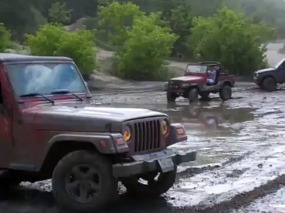 Jeep and Toyota Water Crossing in Raglan Pits 4x4